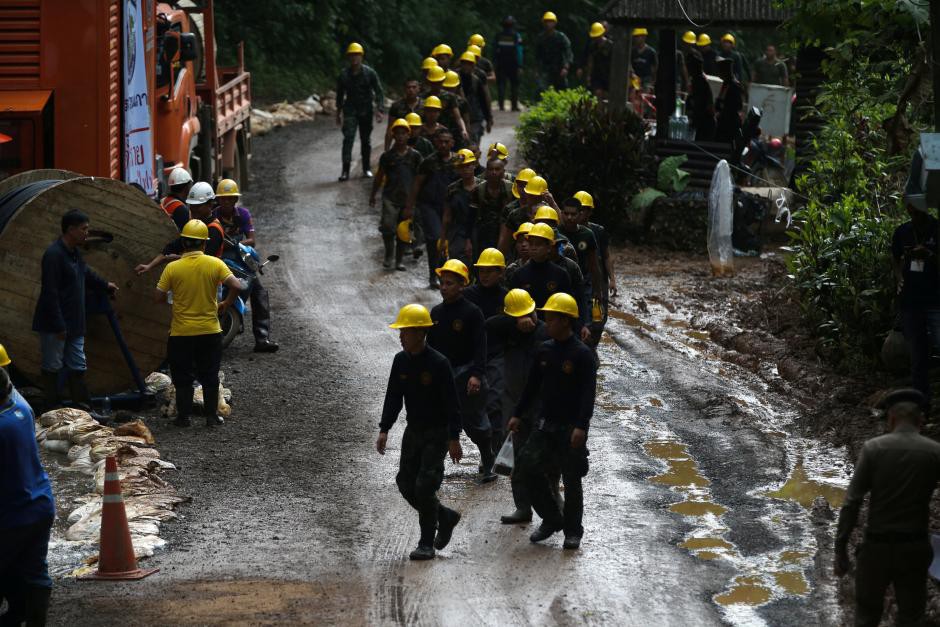 Giải cứu đội b&oacute;ng mắc kẹt: Hy vọng mới từ cuối hang - Ảnh 1.