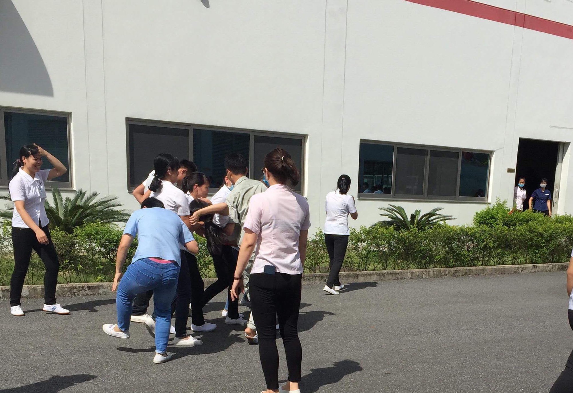 H&iacute;t phải kh&iacute; c&oacute; m&ugrave;i lạ, gần 50 c&ocirc;ng nh&acirc;n &oacute;i, ngất xỉu - Ảnh 1.