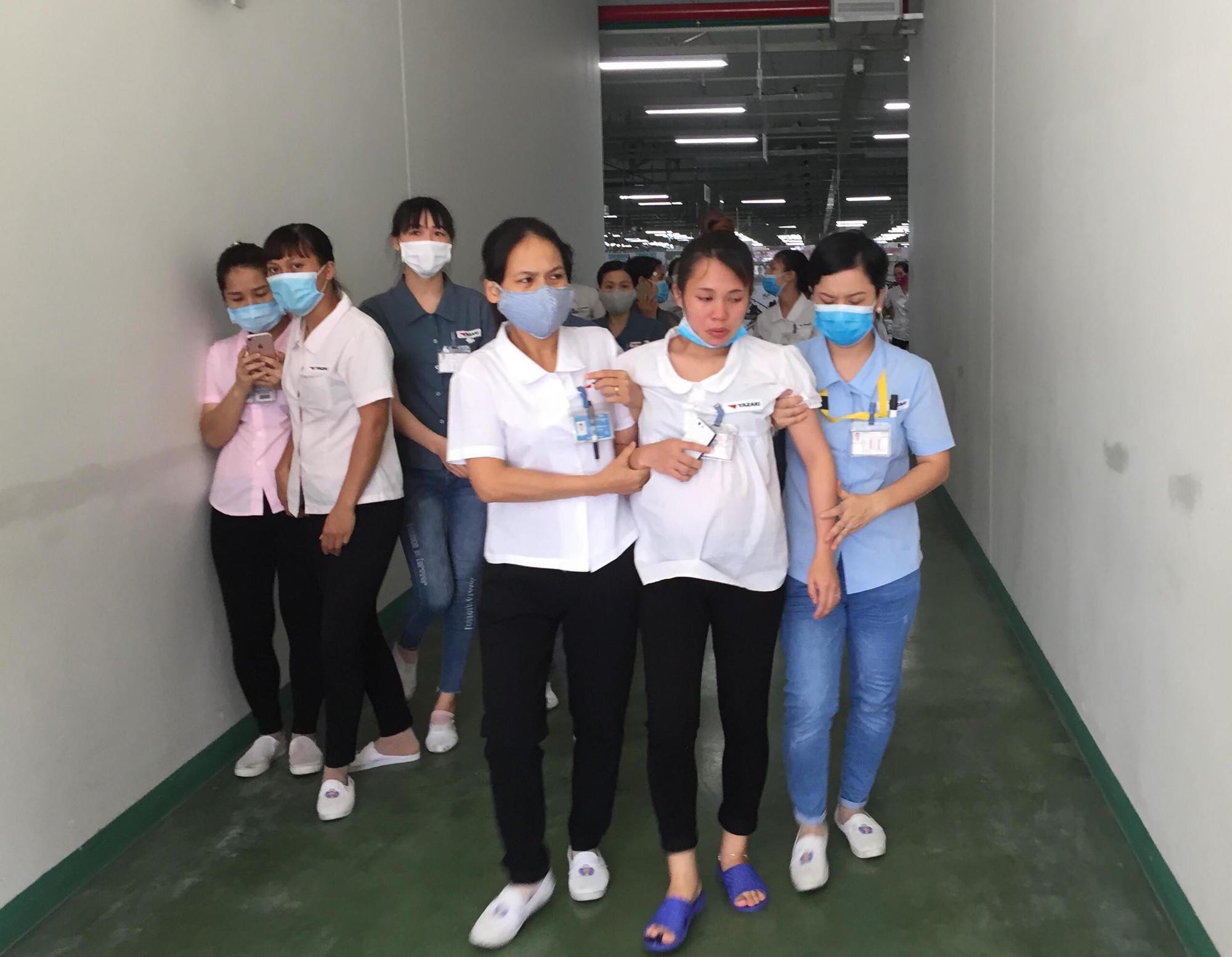 H&iacute;t phải kh&iacute; c&oacute; m&ugrave;i lạ, gần 50 c&ocirc;ng nh&acirc;n &oacute;i, ngất xỉu - Ảnh 2.
