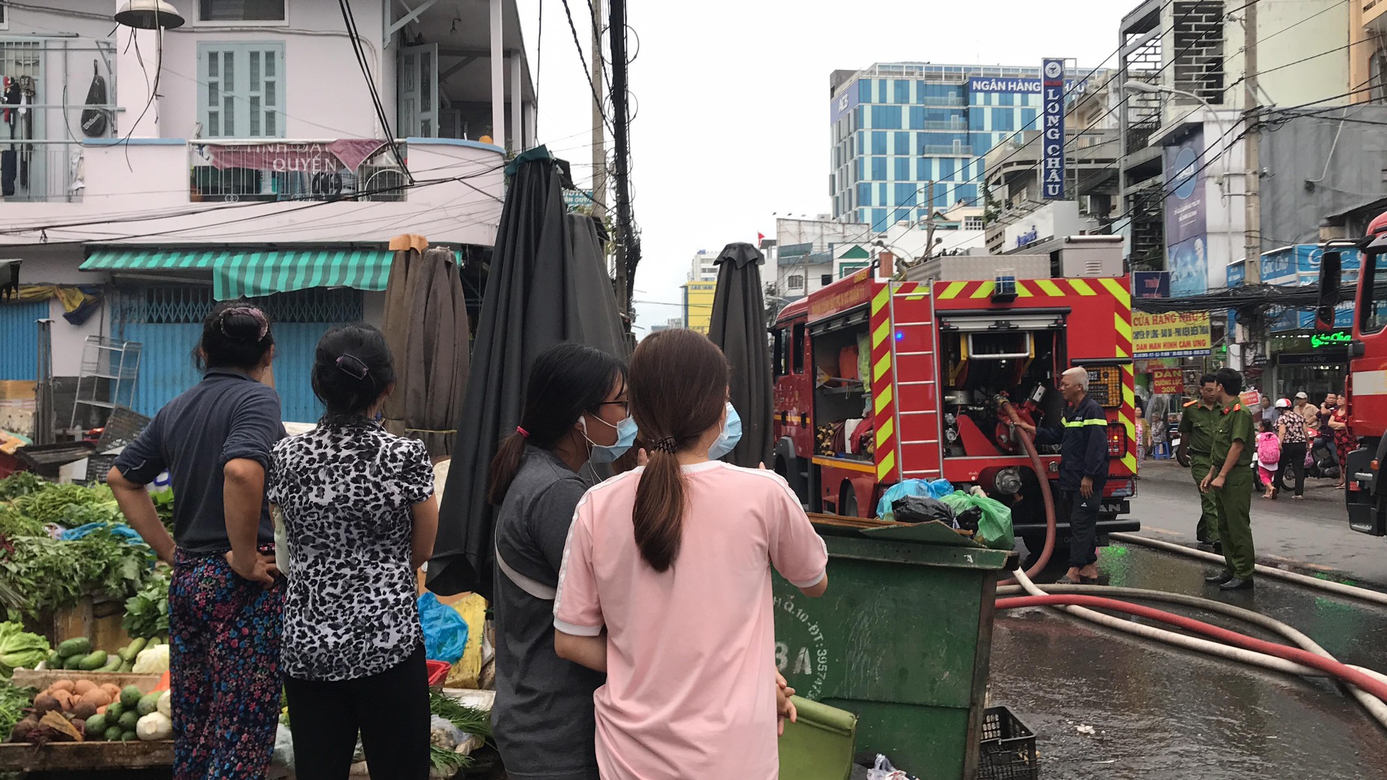 Cháy ngùn ngụt ở căn nhà sát chợ Hòa Hưng, cả khu vực náo loạn