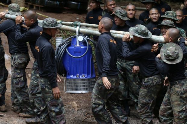 Giải cứu đội b&oacute;ng mắc kẹt: Hy vọng mới từ cuối hang - Ảnh 3.