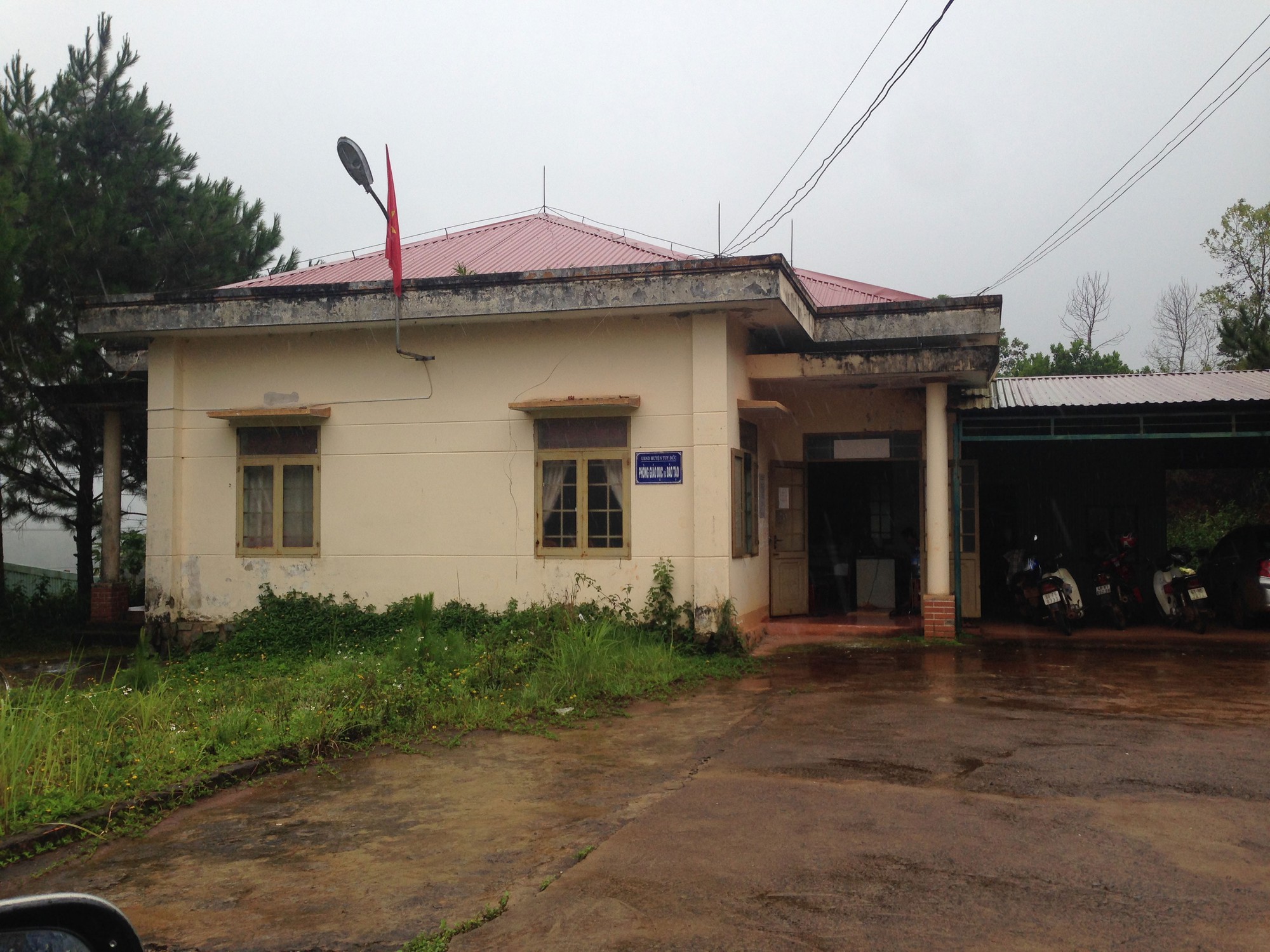 Con gái chủ tịch huyện thăng tiến "thần tốc"