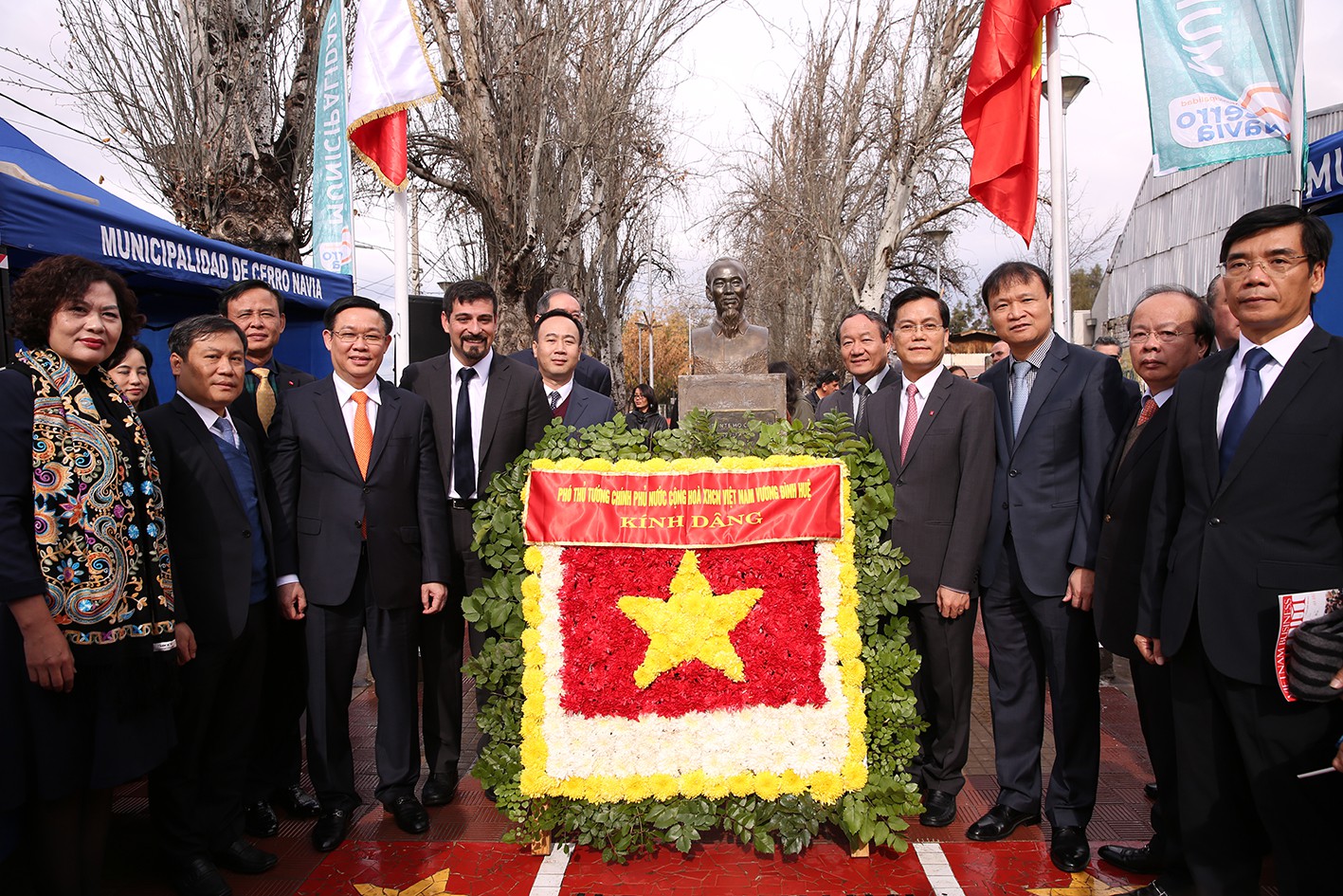 Phó Thủ tướng Vương Đình Huệ dâng hoa tại Công viên Hồ Chí Minh tại Chile