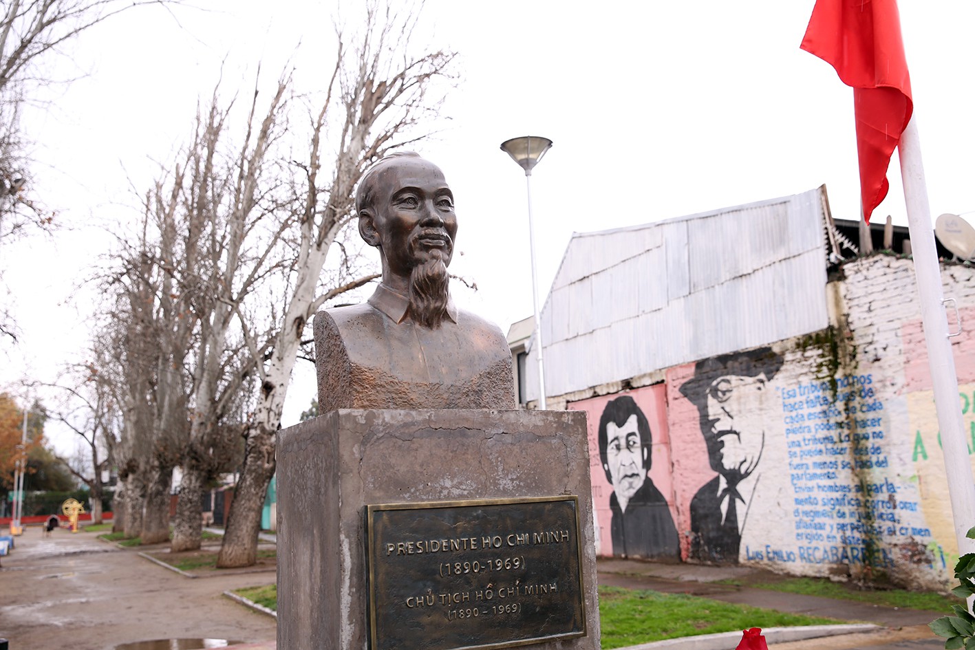 Ph&oacute; Thủ tướng Vương Đ&igrave;nh Huệ d&acirc;ng hoa tại C&ocirc;ng vi&ecirc;n Hồ Ch&iacute; Minh tại Chile  - Ảnh 2.