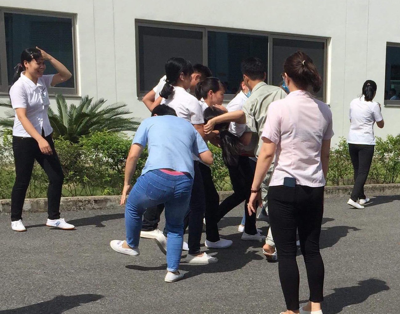 Hít phải khí có mùi "lạ", gần 50 công nhân ói, ngất xỉu