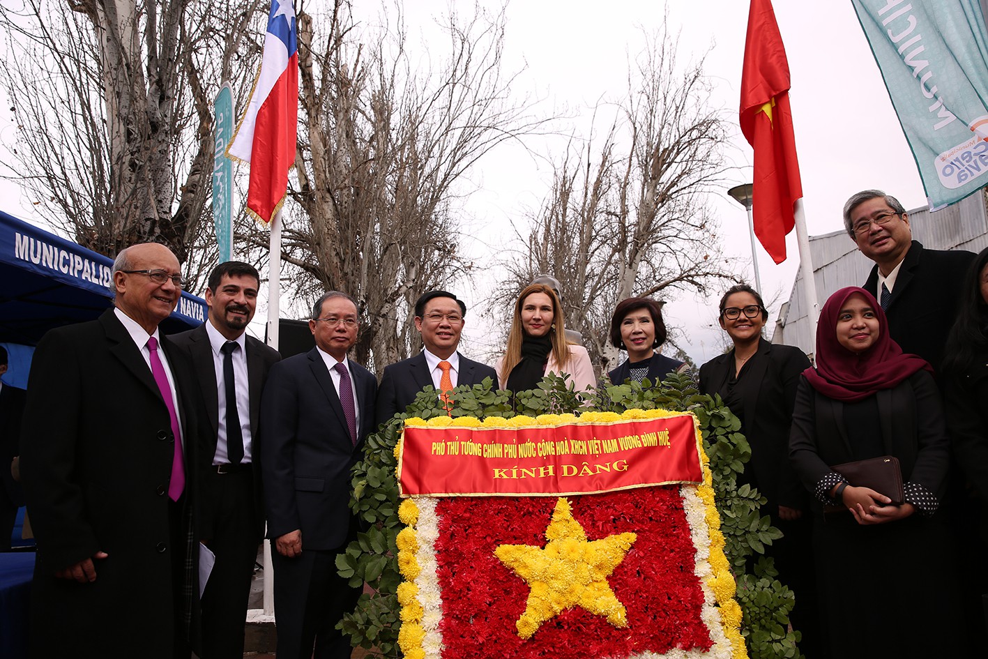 Ph&oacute; Thủ tướng Vương Đ&igrave;nh Huệ d&acirc;ng hoa tại C&ocirc;ng vi&ecirc;n Hồ Ch&iacute; Minh tại Chile  - Ảnh 3.