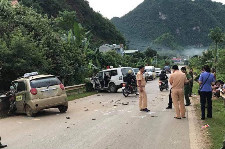 Xe taxi đấu đầu xe cứu thương chở bệnh nhân cấp cứu, tài xế taxi tử vong
