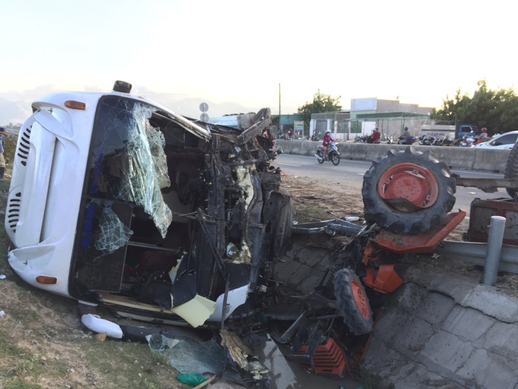 Xe tải tông xe máy cày, 22 người thương vong