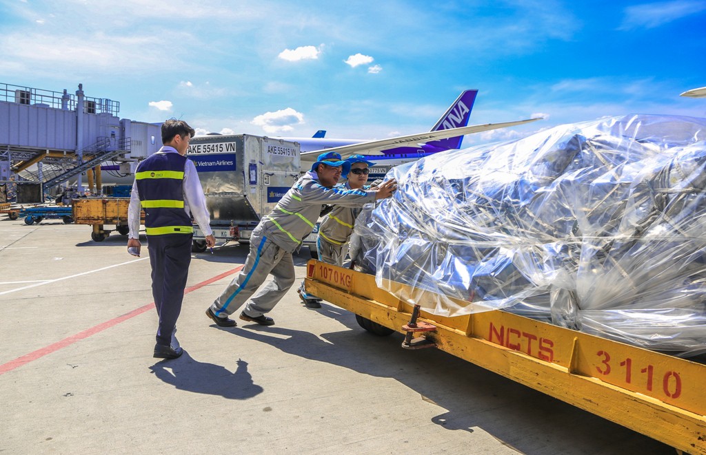 Vã mồ hôi xem nhân viên hàng không làm việc trong cái nóng 50 độ C - Ảnh 4.