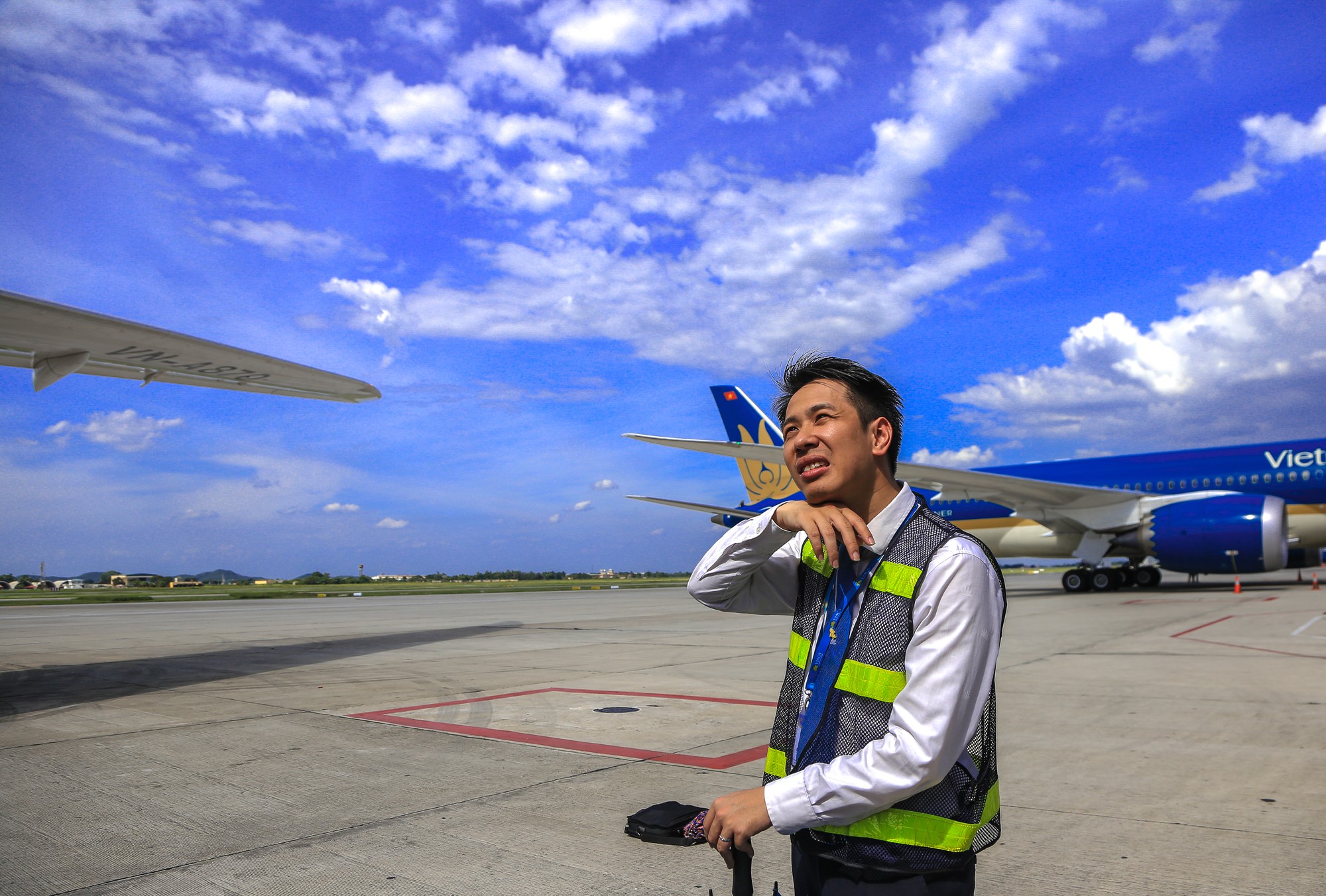 Vã mồ hôi xem nhân viên hàng không làm việc trong cái nóng 50 độ C - Ảnh 17.
