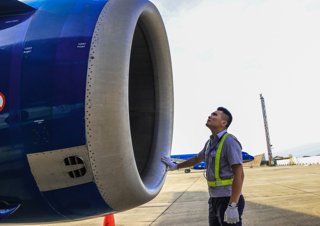 Vã mồ hôi xem nhân viên hàng không làm việc trong cái nóng 50 độ C - Ảnh 22.
