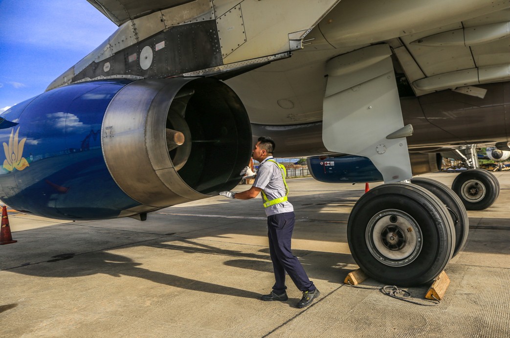 Vã mồ hôi xem nhân viên hàng không làm việc trong cái nóng 50 độ C - Ảnh 23.