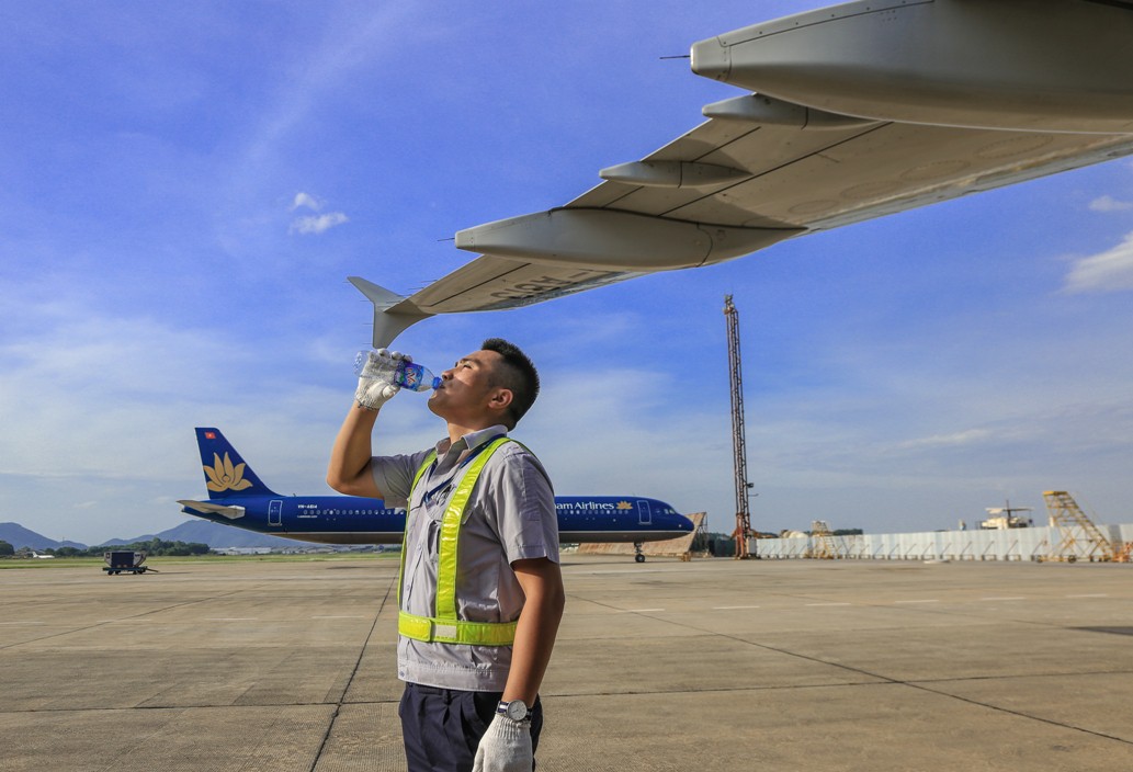 Vã mồ hôi xem nhân viên hàng không làm việc trong cái nóng 50 độ C - Ảnh 25.