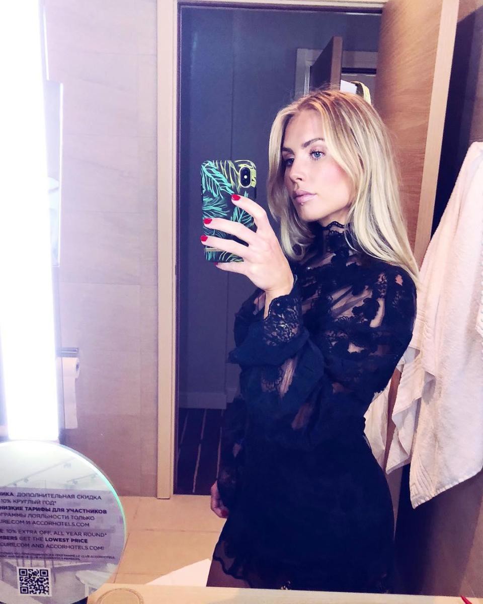 Đọ độ nóng mắt của Wags Thụy Điển và Anh - Ảnh 9.