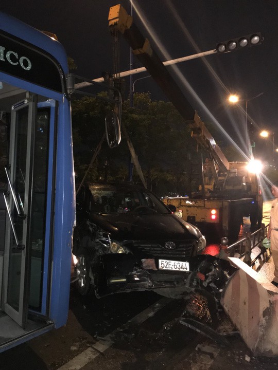 Xe tải cẩu c&aacute;n chết người, xe bu&yacute;t t&ocirc;ng xế hộp như phim - Ảnh 4.