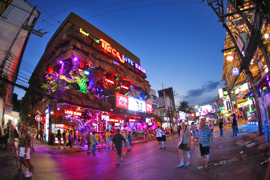V&igrave; sao đảo Phuket thu h&uacute;t du kh&aacute;ch quốc tế? - Ảnh 9.