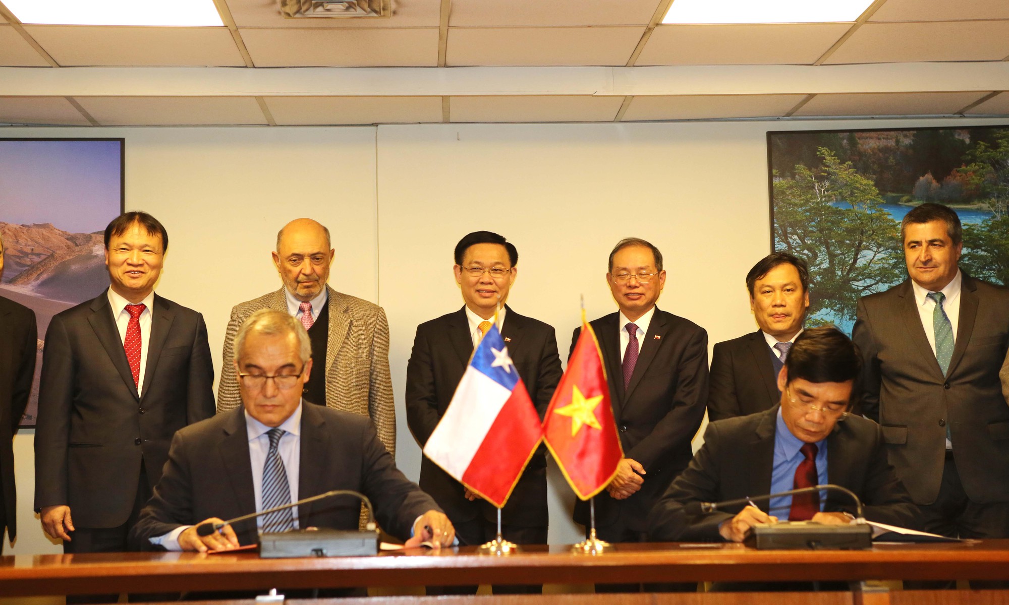 Ph&oacute; Thủ tướng Vương Đ&igrave;nh Huệ d&acirc;ng hoa tại C&ocirc;ng vi&ecirc;n Hồ Ch&iacute; Minh tại Chile  - Ảnh 10.