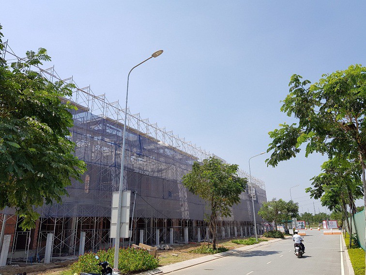 Nh&agrave; đầu tư quay lưng với căn hộ trung cấp - Ảnh 1.