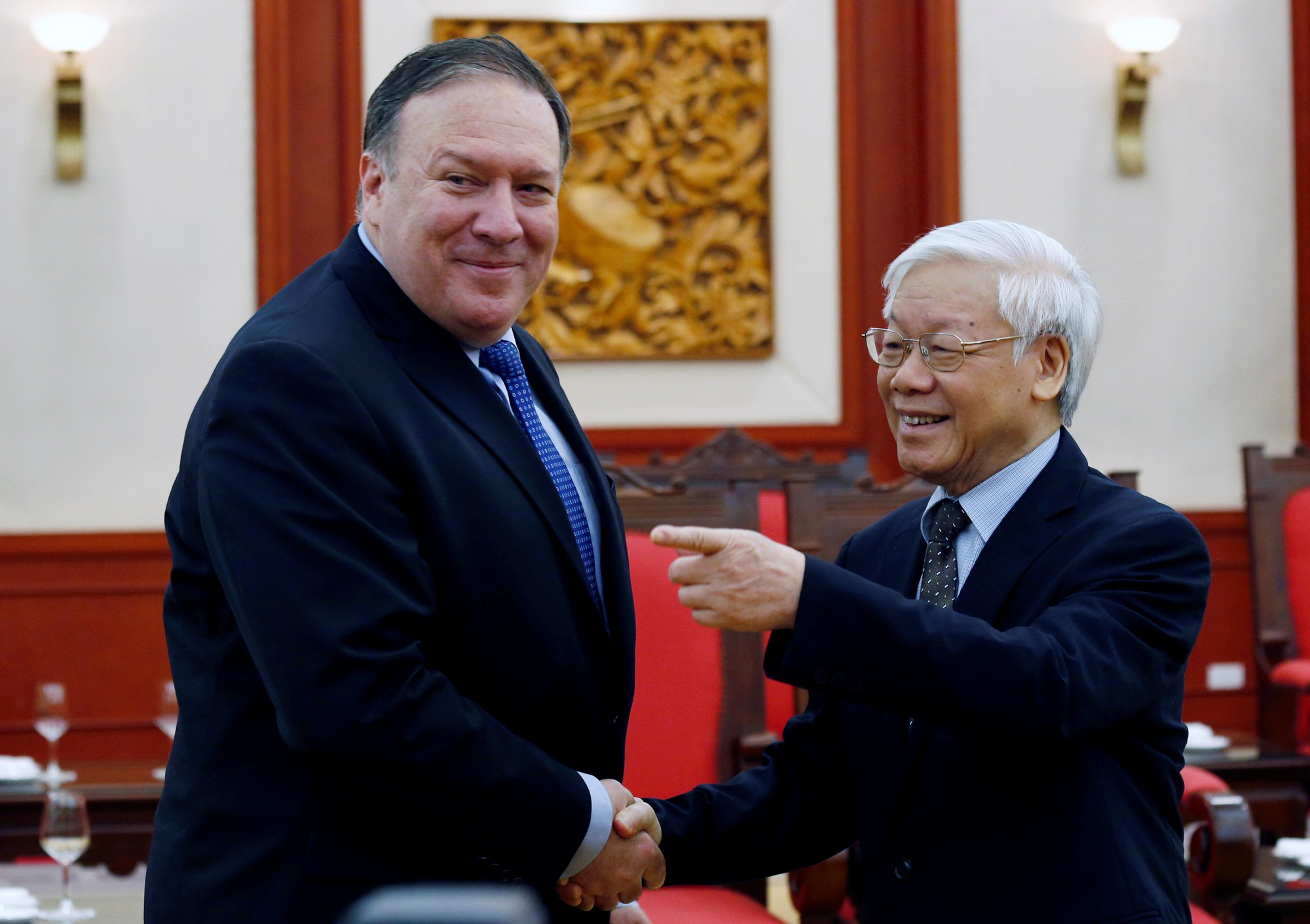 Tổng Bí thư Nguyễn Phú Trọng vui vẻ bắt tay Ngoại trưởng Mỹ Mike Pompeo