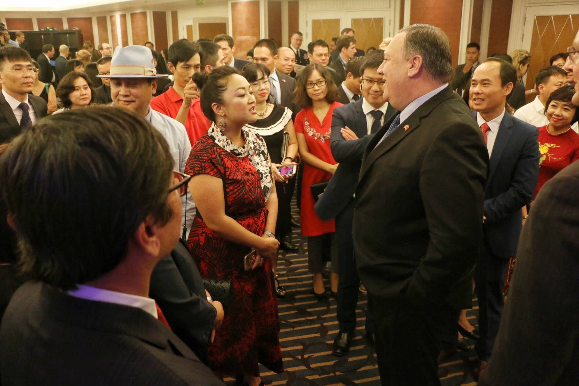 Ngoại trưởng Mike Pompeo dạo phố đi bộ Hà Nội - Ảnh 7.
