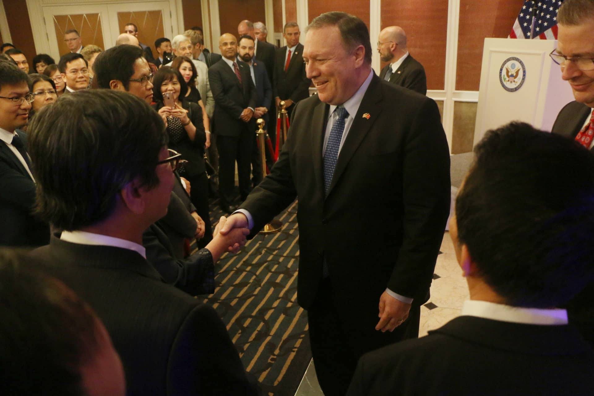 Ngoại trưởng Mike Pompeo dạo phố đi bộ Hà Nội - Ảnh 8.