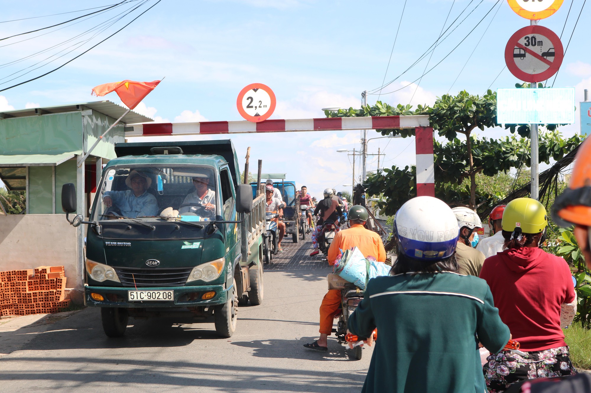 TP HCM: Thót tim khi qua cầu sắt