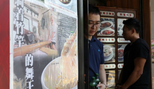 Khách xếp hàng dài vào tiệm mì 70 năm sắp đóng cửa ở Hong Kong