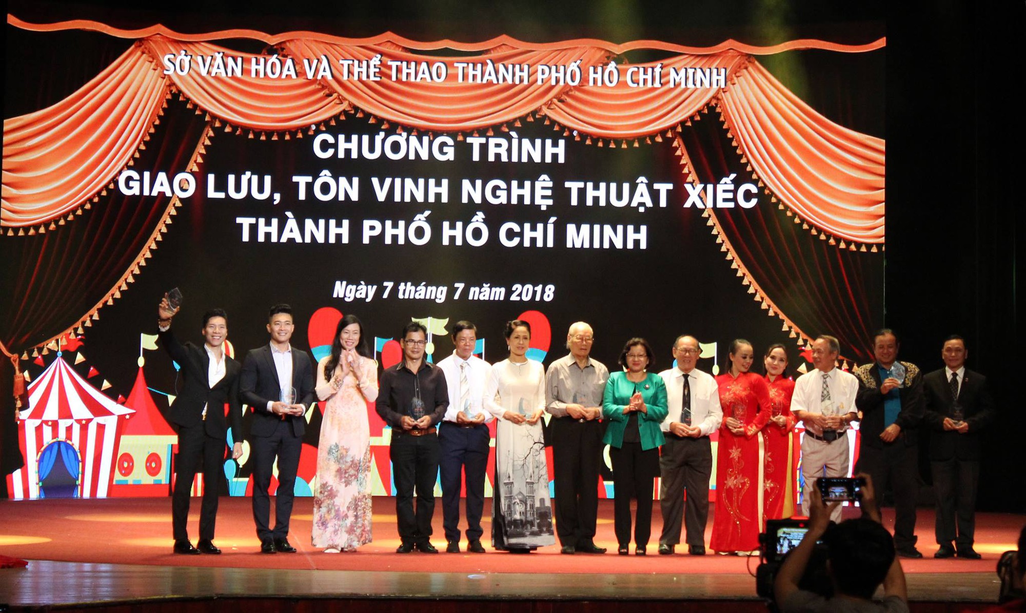 Quốc Cơ, Quốc Nghiệp xúc động trong đêm TP HCM vinh danh nghệ sĩ xiếc - Ảnh 2.