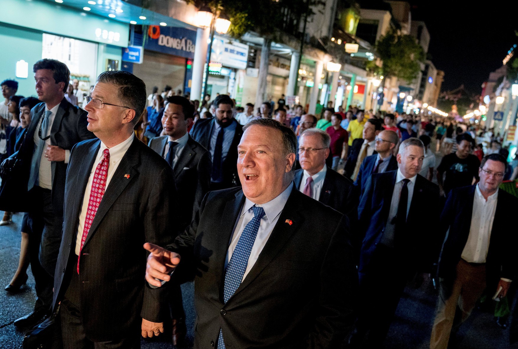 Ngoại trưởng Mike Pompeo dạo phố đi bộ Hà Nội
