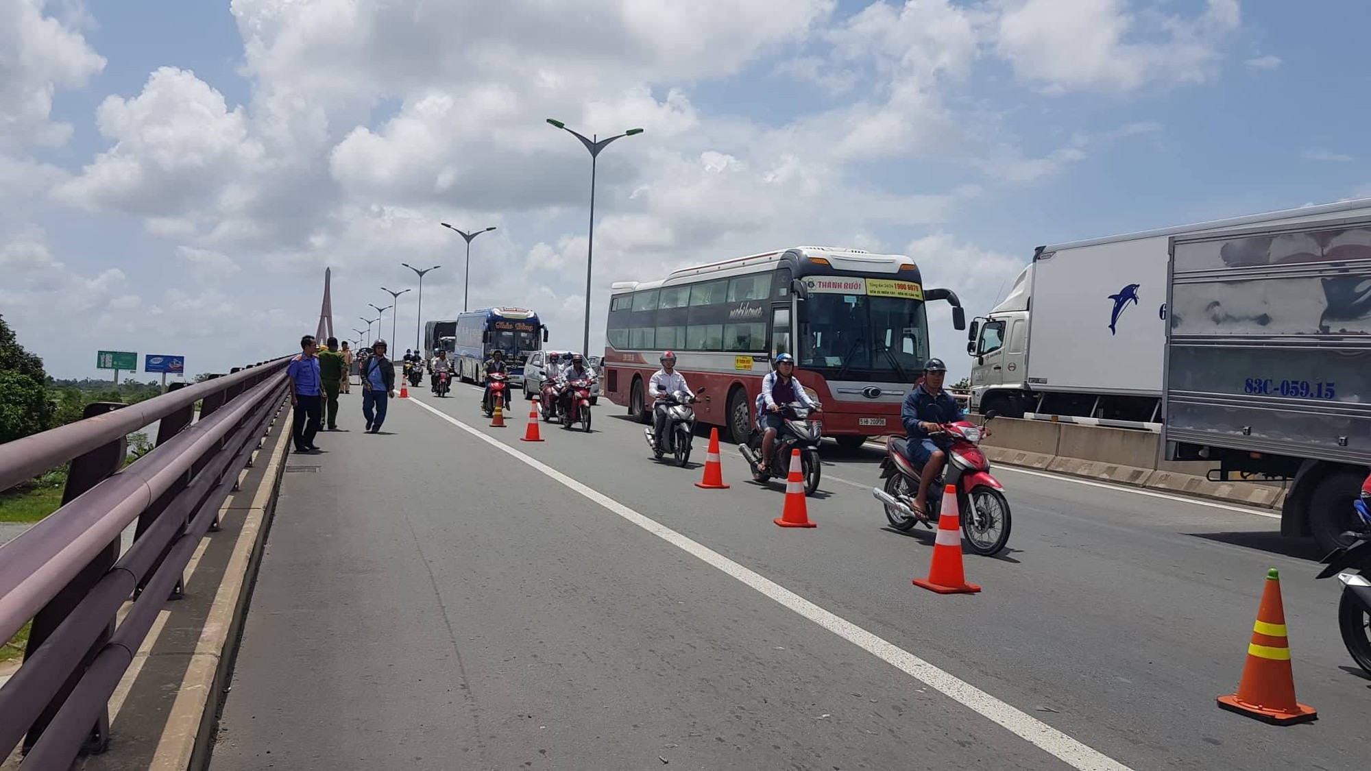 Xe tải tông đuôi xe máy trên cầu Cần Thơ, 2 mẹ con chết thảm - Ảnh 4.