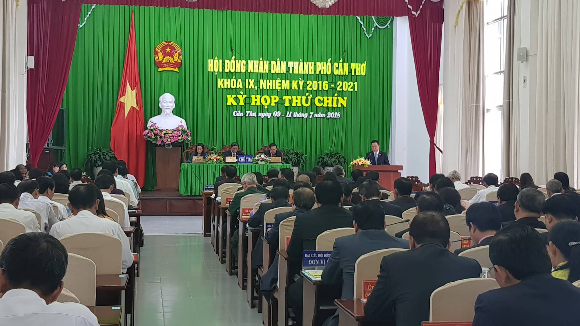 Cần Thơ tr&igrave;nh xuất ng&acirc;n s&aacute;ch hơn 10 tỉ đưa 80 c&aacute;n bộ sang Mỹ bồi dưỡng - Ảnh 1.
