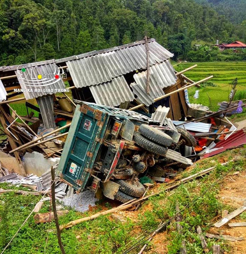 Bất ngờ gặp họa vì bị xe tải lao vào tông sập nhà - Ảnh 1.
