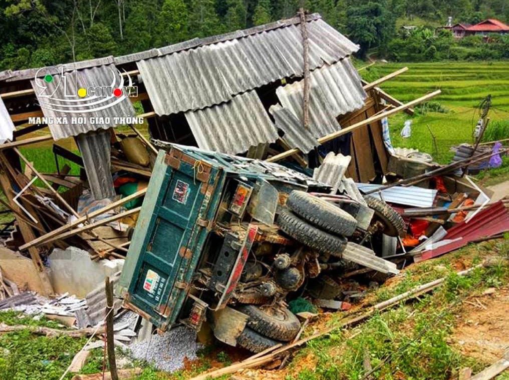 Bất ngờ gặp họa vì bị xe tải lao vào tông sập nhà