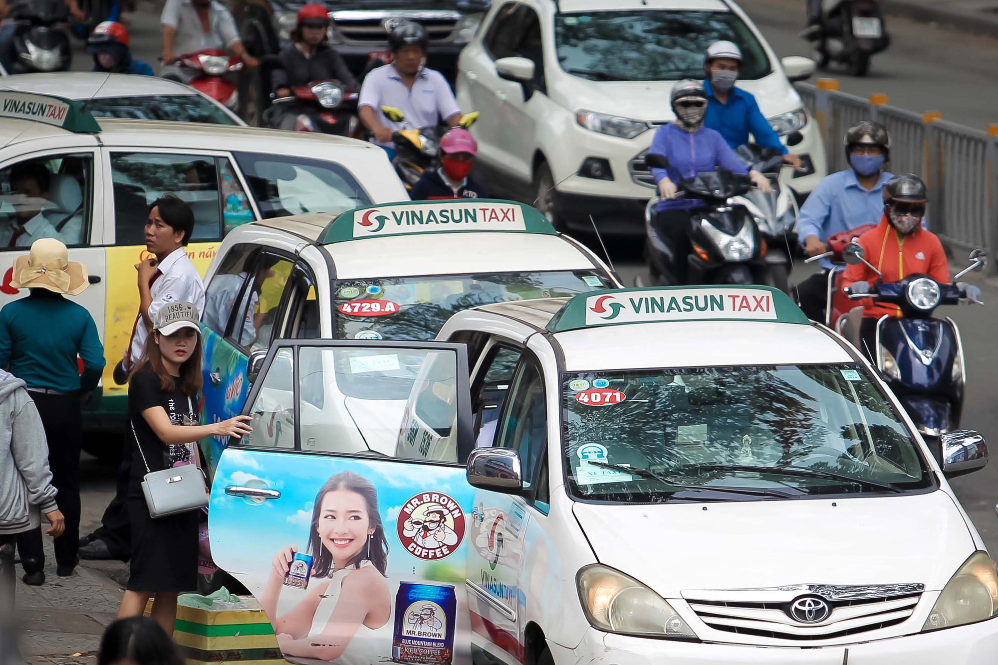 Taxi truyền thống lại "đấu" Grab