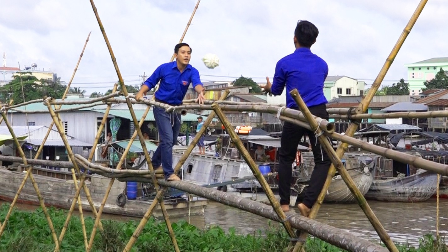 “Chết cười” với trò chơi đi cầu khỉ chuyền bắp cải ở chợ nổi Cái Răng - Ảnh 3.