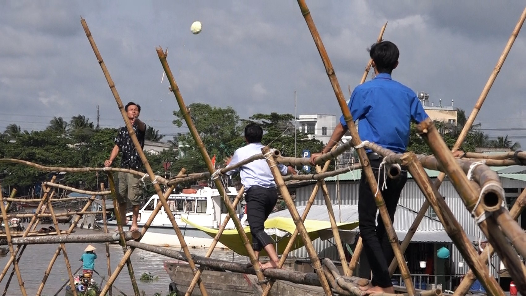 “Chết cười” với trò chơi đi cầu khỉ chuyền bắp cải ở chợ nổi Cái Răng - Ảnh 7.