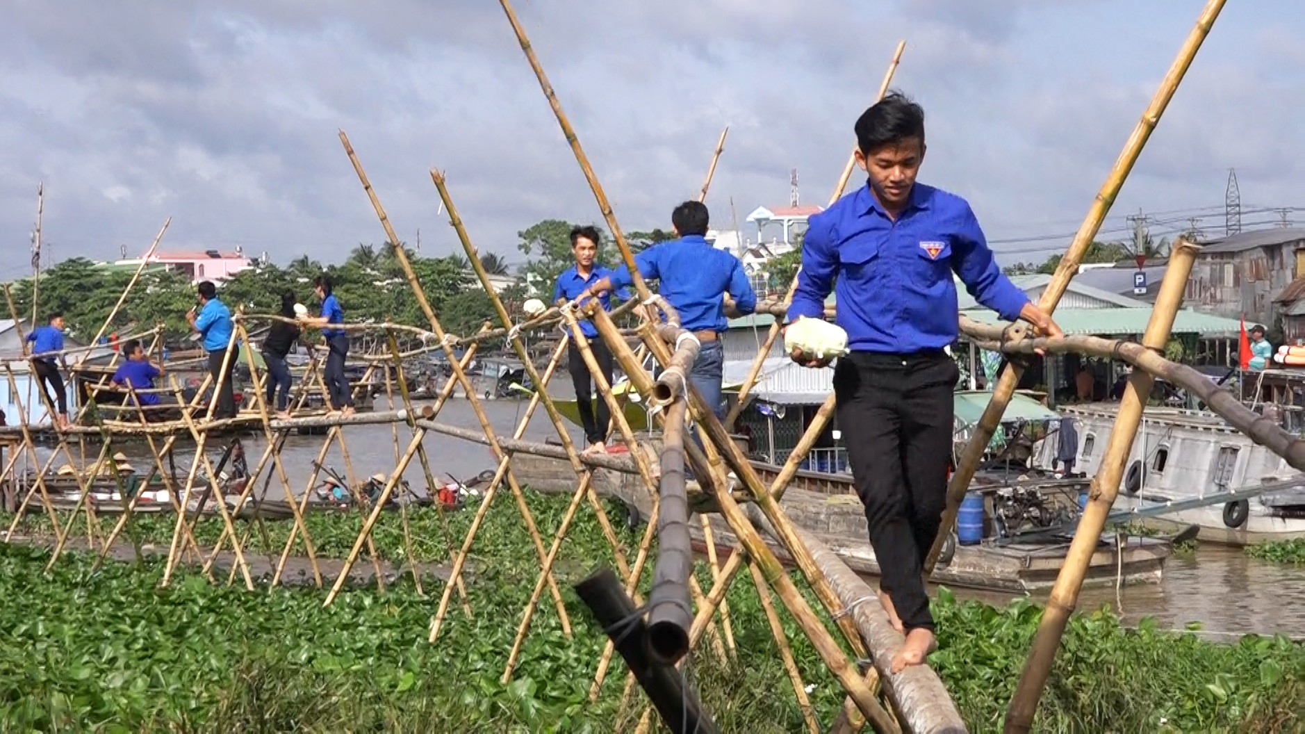 “Chết cười” với trò chơi đi cầu khỉ chuyền bắp cải ở chợ nổi Cái Răng - Ảnh 10.