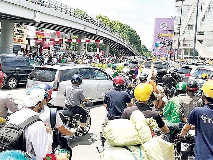 TP HCM: Nhận tiền gây rối, đập phá xe đặc chủng