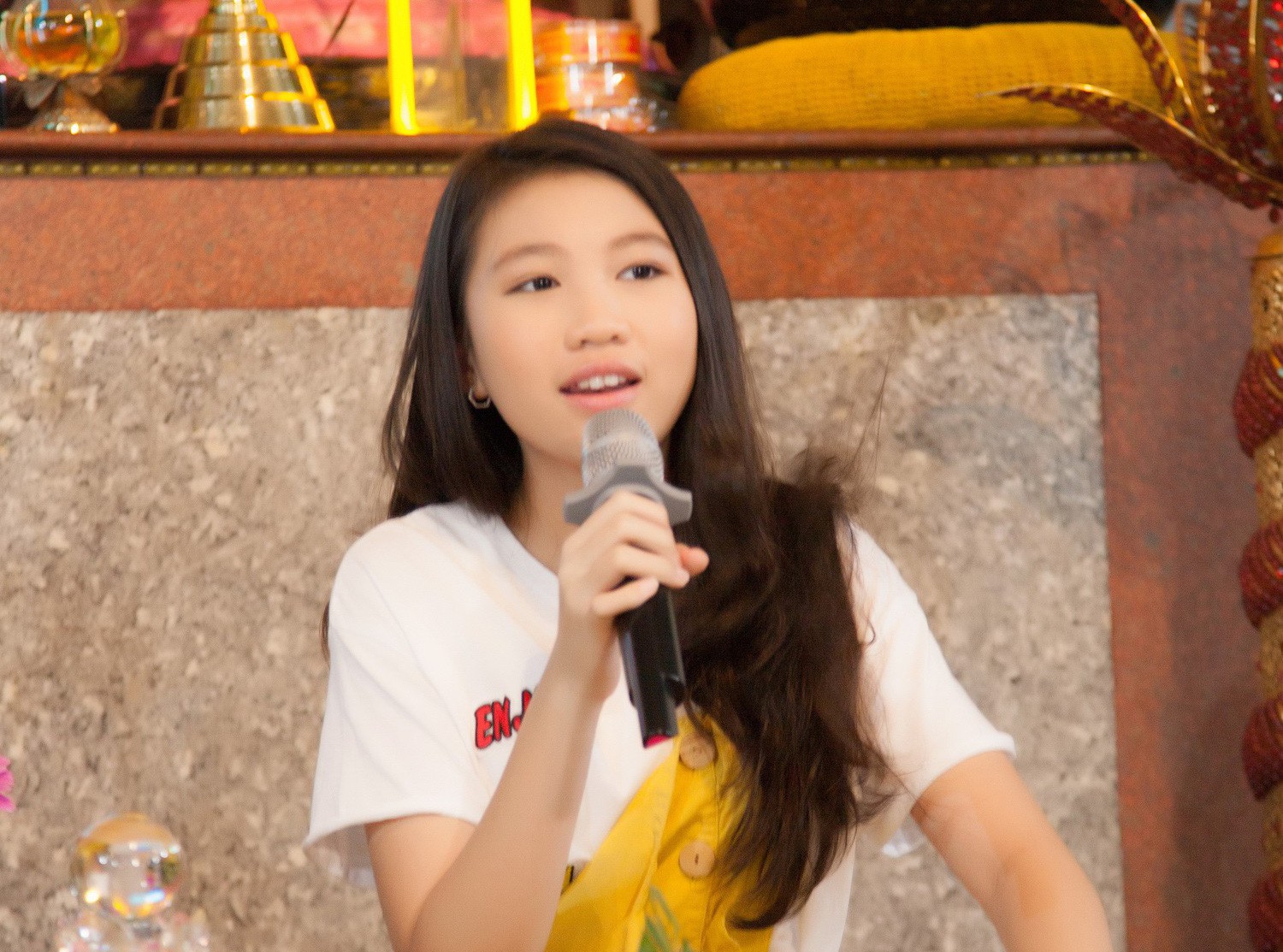 Tranh cãi vụ Hoa hậu Hoàn vũ nhí 2018 Ngọc Lan Vy tất bật với showbiz