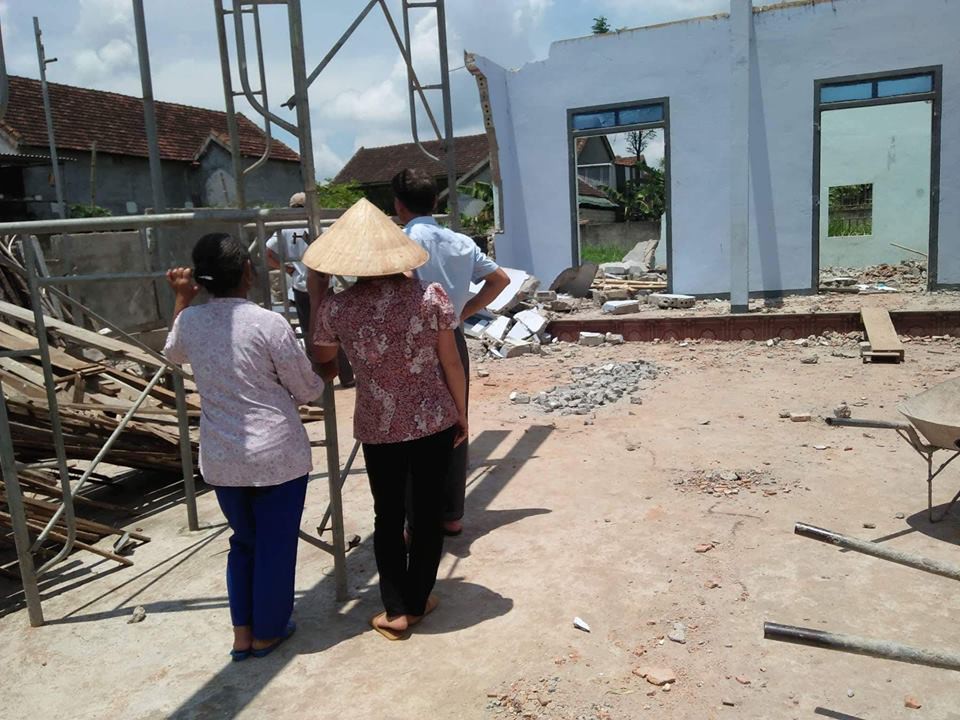 Tường nhà đổ sập, 2 người chết, 1 người trọng thương