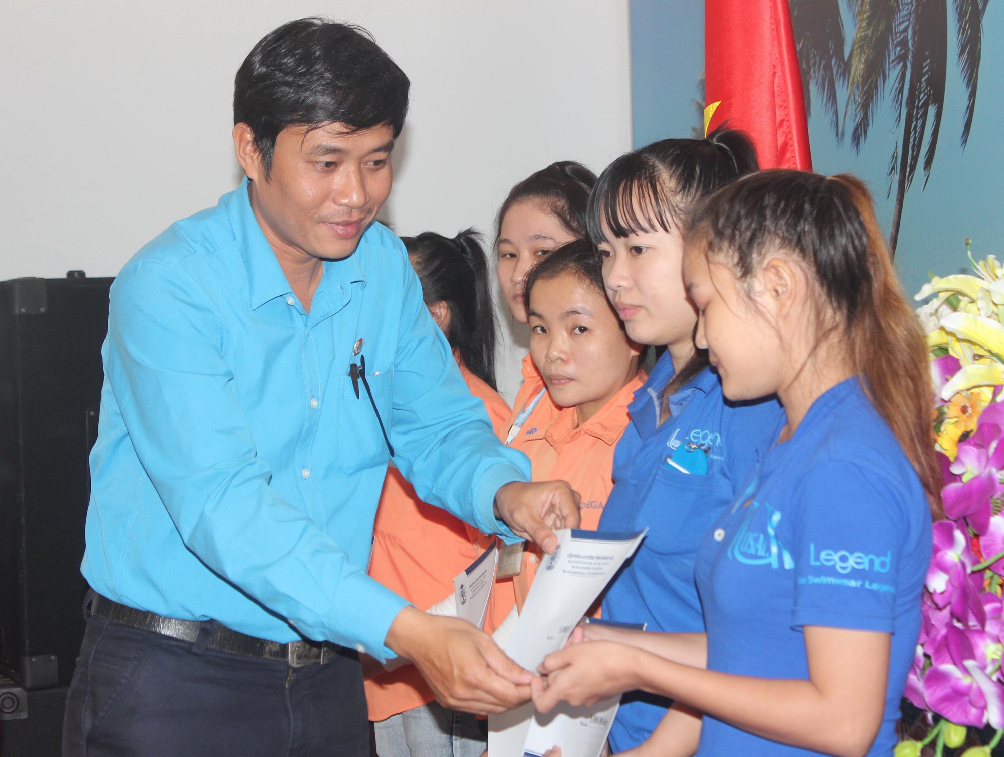 San sẻ khó khăn với công nhân bị thiên tai - Ảnh 1.