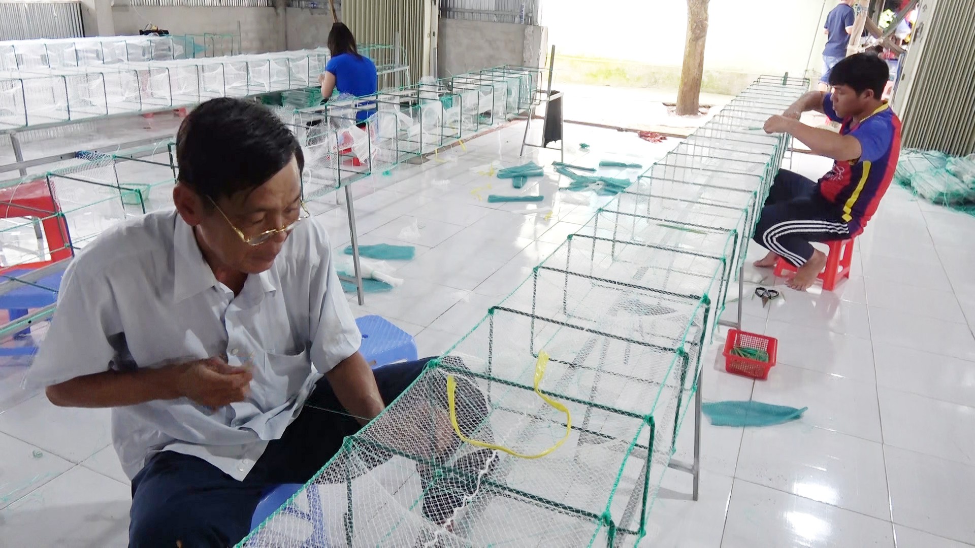 C&aacute;c l&agrave;ng nghề tất bật sản xuất ngư cụ đ&oacute;n lũ lớn miền T&acirc;y - Ảnh 2.