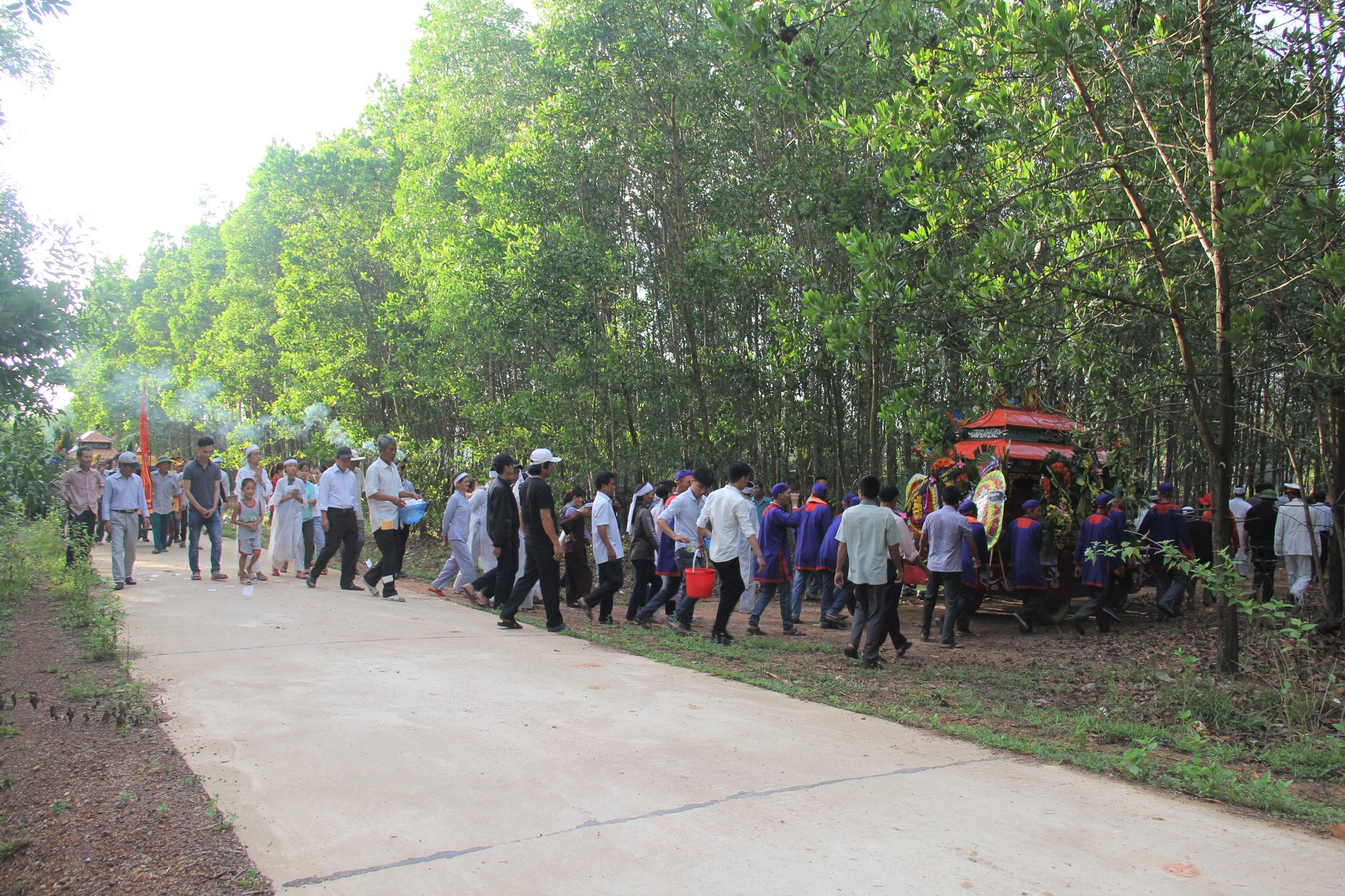 Vụ xe rước dâu gặp nạn: Tiễn đưa vợ chồng nạn nhân đầu tiên về đất mẹ - Ảnh 2.