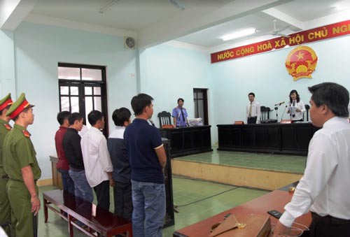 Cưa 1 cây khô, 5 người khốn khổ