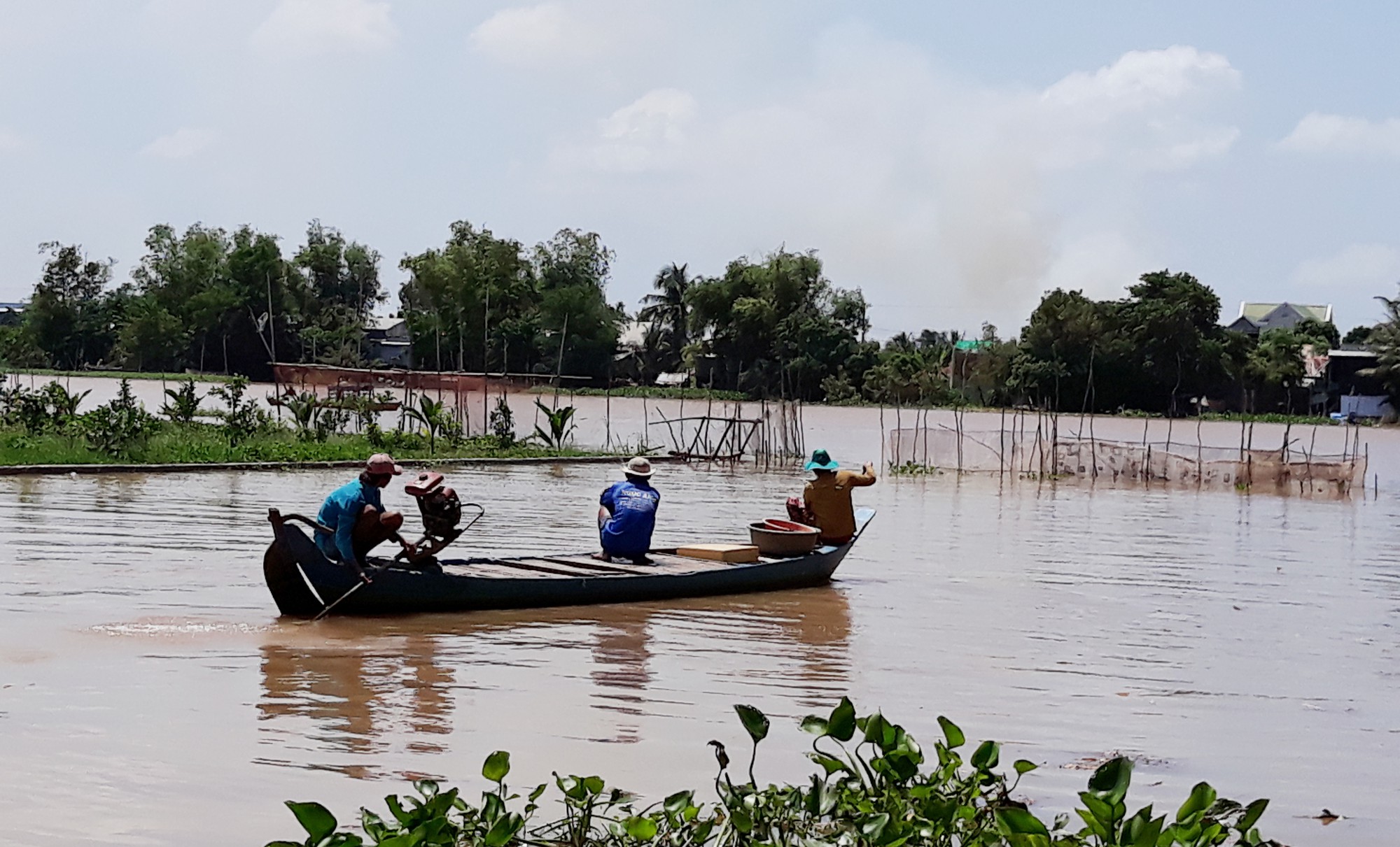 Dân nghèo miền Tây chạy đua với nước lũ - Ảnh 12.
