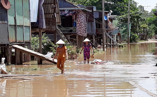 Dân nghèo miền Tây "chạy đua" với nước lũ