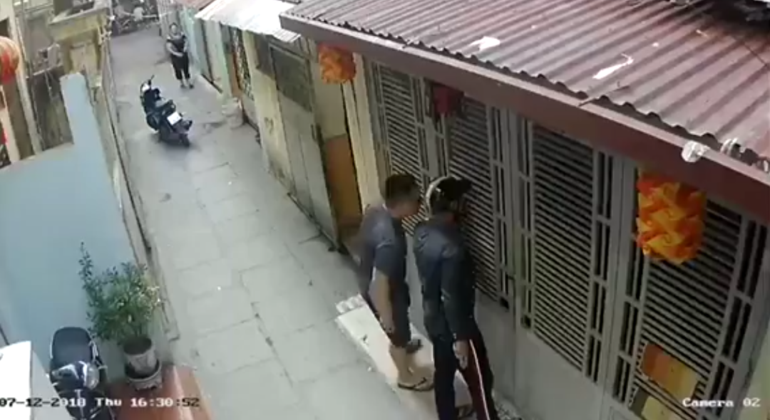 Vừa từ nh&agrave; con nợ về, chủ nợ bị nh&oacute;m c&ocirc;n đồ truy s&aacute;t - Ảnh 2.