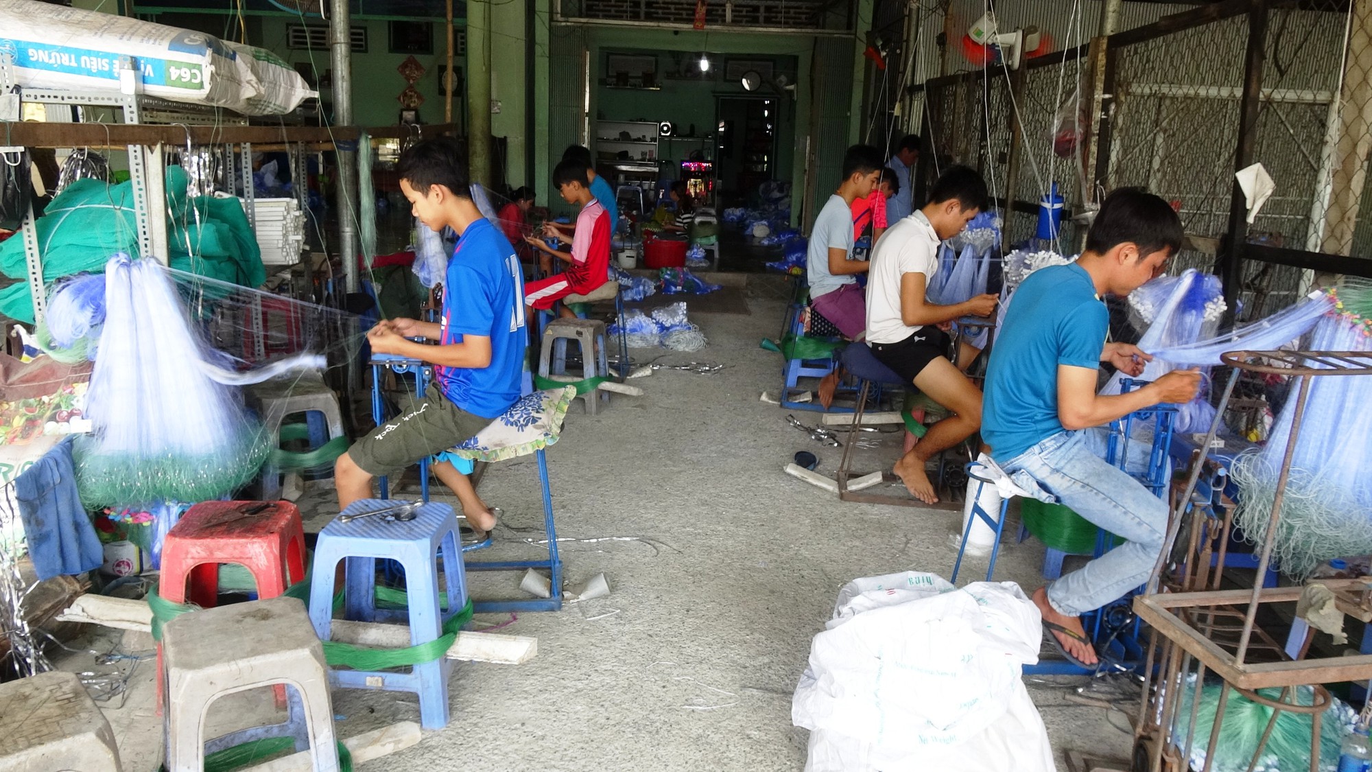 C&aacute;c l&agrave;ng nghề tất bật sản xuất ngư cụ đ&oacute;n lũ lớn miền T&acirc;y - Ảnh 3.