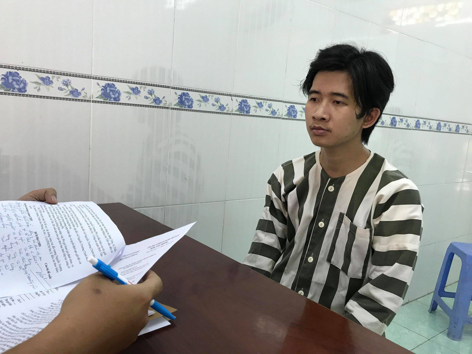 Đi làm quen ở quán karaoke, 1 người bị đâm chết