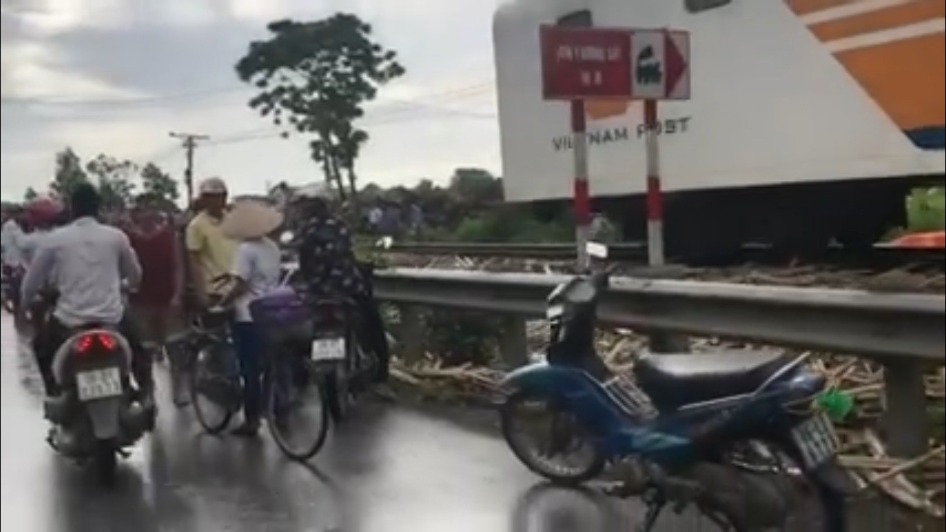 Lại xảy ra tai nạn t&agrave;u hỏa t&ocirc;ng &ocirc; t&ocirc;, 4 người bị thương nặng - Ảnh 2.